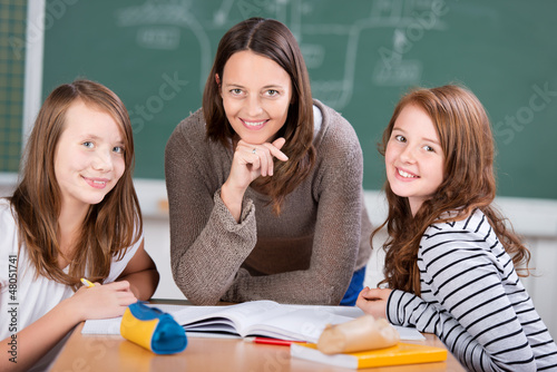 Photo: lehrerin und schüler im unterricht lehrerin und schüler im unterricht