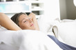 Foto: Young beautiful woman sleeping on white couch Young beautiful woman sleeping on white couch