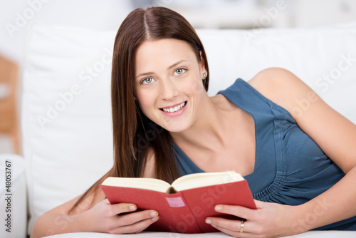 Photo: lächelnde frau liest ein buch lächelnde frau liest ein buch