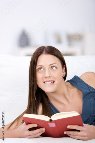 Photo: frau liest spannendes buch frau liest spannendes buch