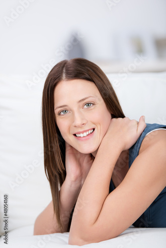 Photo: junge frau zu hause junge frau zu hause