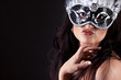 Frau mit Maske