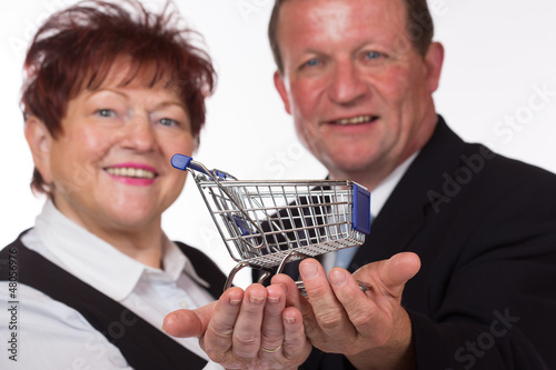 Photo: Paar mit Einkaufswagen Paar mit Einkaufswagen