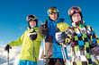 3 jugendliche Skifahrer mit Daumen hoch