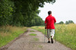 Mann beim Nordic Walking