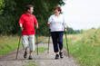 Foto: Paar beim Nordic Walking Paar beim Nordic Walking