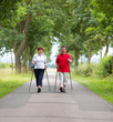 Paar beim Nordic Walking