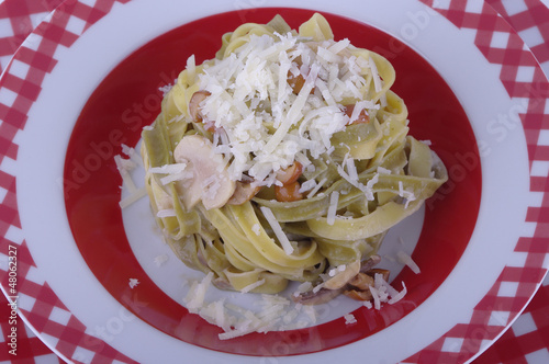 Photo: paglia e fieno ai funghi e scaglie di formaggio su fondo bianco paglia e fieno ai funghi e scaglie di formaggio su fondo bianco