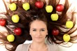 fille avec pomme