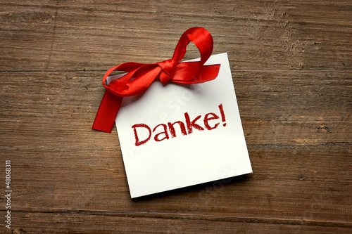 Photo: Zettel mit Danke auf Holz Zettel mit Danke auf Holz