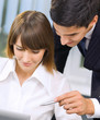 Foto: Businesspeople working with laptop at office Businesspeople working with laptop at office