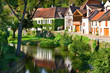 Foto: Dorf am Fluss, Burgund, Frankreich Dorf am Fluss, Burgund, Frankreich