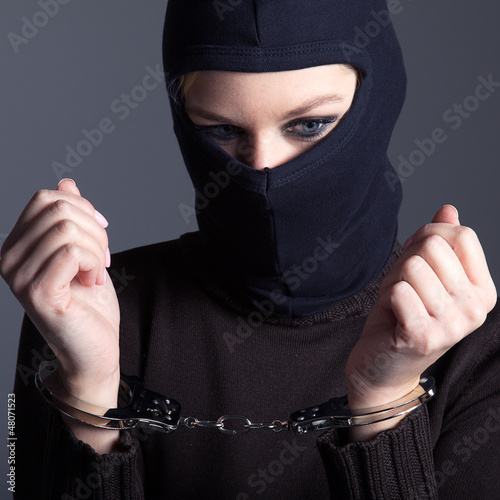 Photo: Verbrecher, Frau mit Sturmmaske und Handschellen Verbrecher, Frau mit Sturmmaske und Handschellen