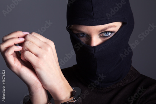 Photo: Verbrecher, Frau mit Sturmmaske und Handschellen Verbrecher, Frau mit Sturmmaske und Handschellen