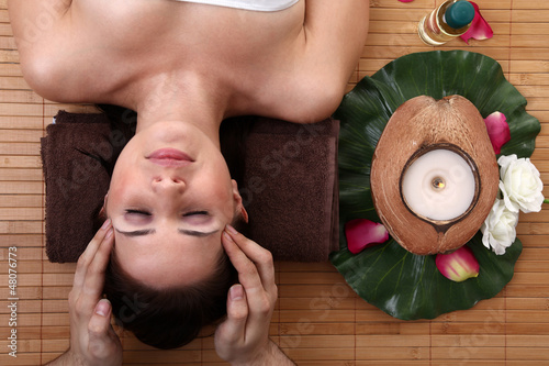 Photo: Junge Frau entspannt bei SPA, Stirn Massage Junge Frau entspannt bei SPA, Stirn Massage