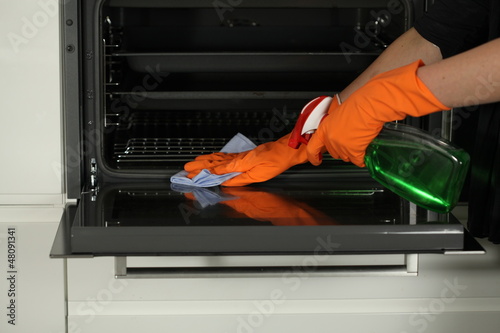 Photo: Cleaning an oven Cleaning an oven