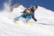 Junge fährt Ski vor Bergpanorama