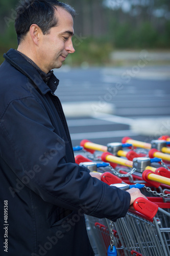 Photo: homme au supermarché homme au supermarché