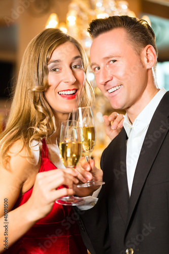 Photo: Mann und Frau trinken Sekt im Restaurant Mann und Frau trinken Sekt im Restaurant