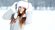 Foto: Attractive young woman in wintertime outdoor Attractive young woman in wintertime outdoor