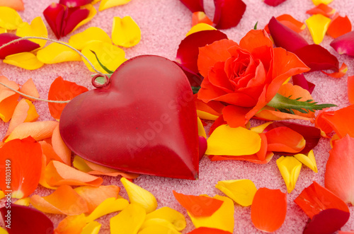 Photo: Herz, Rose und Blütenblätter Herz, Rose und Blütenblätter