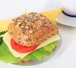 Belegtes Mehrkornbrötchen mit Käse und Salat