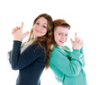 Foto: Mädchen und Junge zeigen mit den Fingern Pistolen Mädchen und Junge zeigen mit den Fingern Pistolen