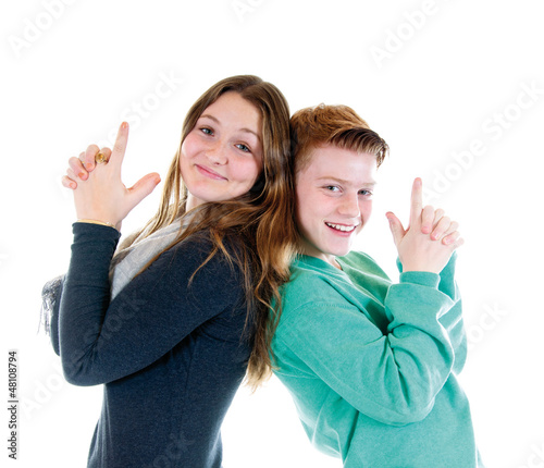 Photo: Mädchen und Junge zeigen mit den Fingern Pistolen Mädchen und Junge zeigen mit den Fingern Pistolen