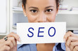 Foto: SEO - Frau mit Schild in der Hand SEO - Frau mit Schild in der Hand