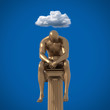 Männliche Statue sitzt auf Säule Gold 3D Wolke