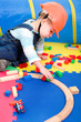 Kleiner Junge spielt mit Holzspielzeug
