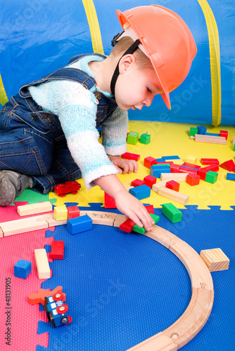 Photo: Kleiner Junge spielt mit Holzspielzeug Kleiner Junge spielt mit Holzspielzeug