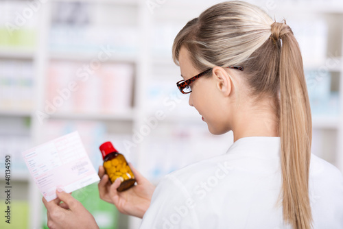 Photo: apothekerin mit rezept und medikament apothekerin mit rezept und medikament