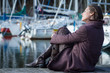 femme rêvassant sur le quai 