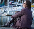 femme sur le quai du port de plaisance