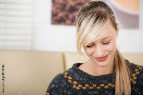 Photo: lächelnde hübsche frau im café lächelnde hübsche frau im café