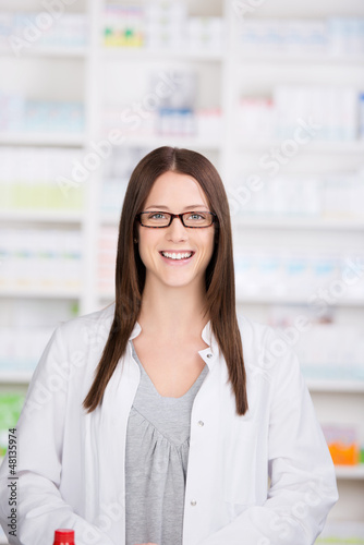 Photo: lächelnde frau in der apotheke lächelnde frau in der apotheke
