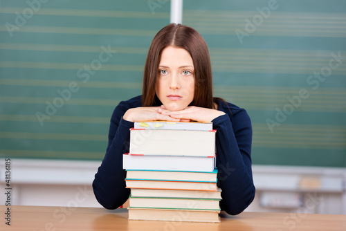 Photo: studentin schaut traurig studentin schaut traurig