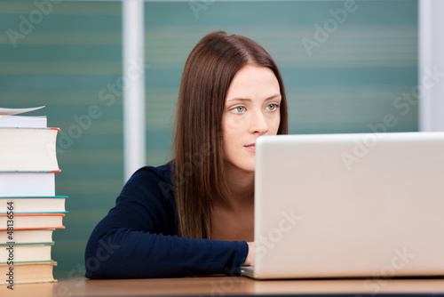 Photo: studentin schaut auf laptop studentin schaut auf laptop