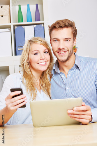 Photo: Lachendes Paar mit Tablet PC und Smartphone Lachendes Paar mit Tablet PC und Smartphone