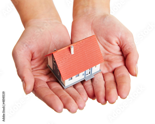 Photo: Kleines Haus auf Händen tragen Kleines Haus auf Händen tragen