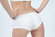 Photo: Bas du dos de femme fine en boxer blanc Bas du dos de femme fine en boxer blanc