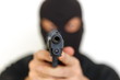 拳銃を持った覆面の男
