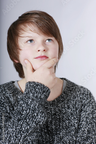 Photo: Hübscher Junge schaut nach oben Hübscher Junge schaut nach oben