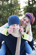 Foto: a young couple in love in the park in winter a young couple in love in the park in winter
