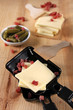 raclette-pfännchen mit zutaten