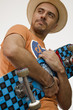 hombre con monopatin