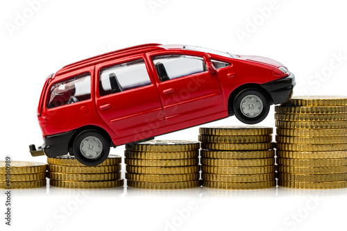 Photo: Steigende Autokosten. Auto auf Münzen Steigende Autokosten. Auto auf Münzen