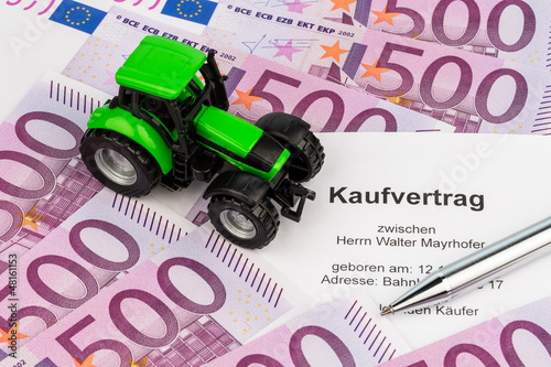 Photo: Kaufvertrag für neuen Traktor Kaufvertrag für neuen Traktor