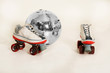 Foto: Discokugel und Rollschuhe Discokugel und Rollschuhe